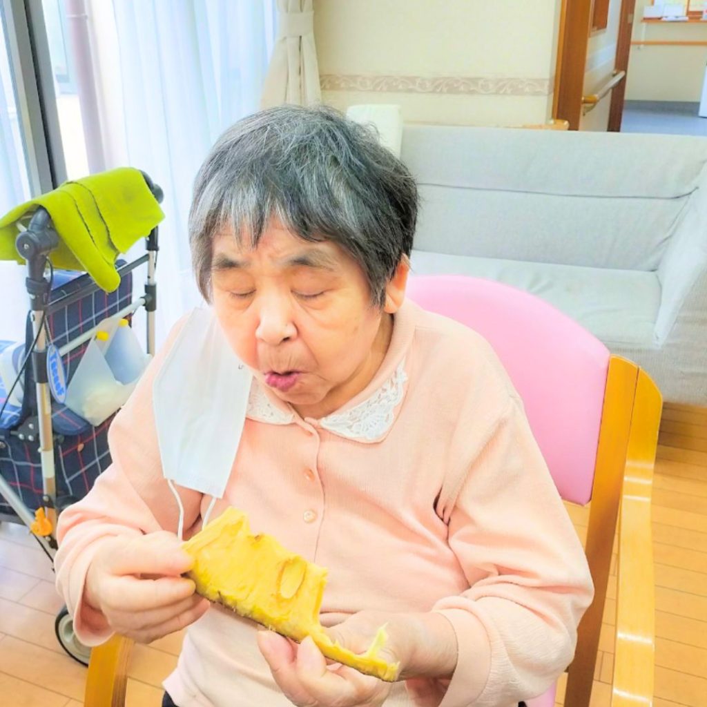 切り分けられたジャックフルーツを召し上がる利用者さま