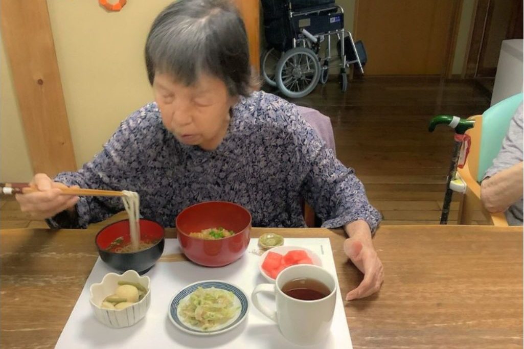 素麵のお吸い物を召し上がる利用者さま