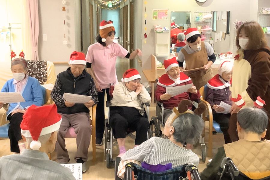 クリスマス会に参加する利用者さまたち