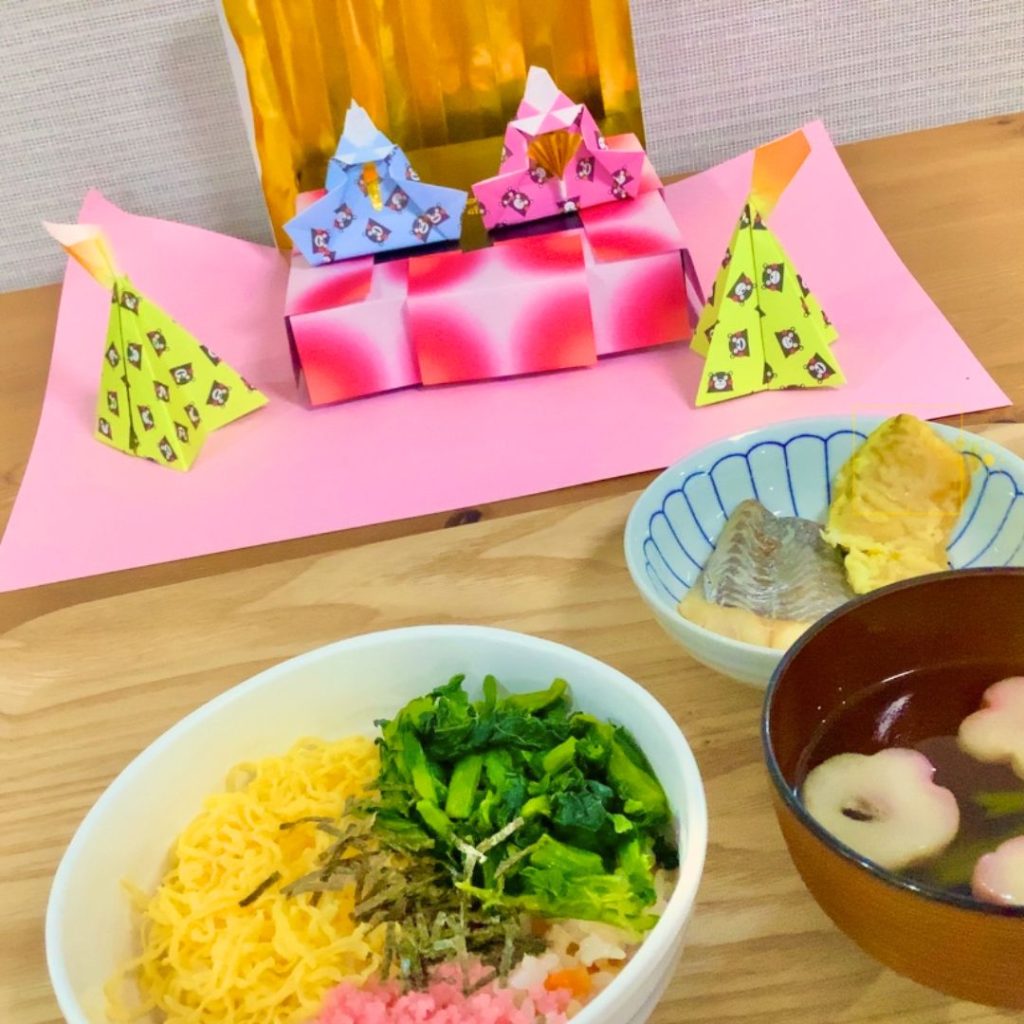 ひな祭りの折り紙の雛人形と、ちらし寿司とお吸い物