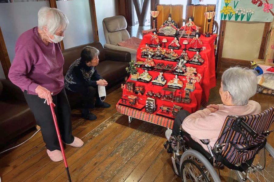 雛人形を見ている利用者さま