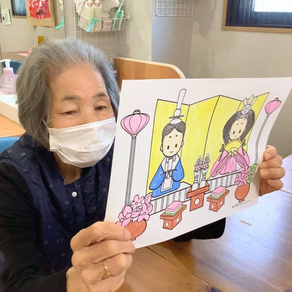 雛人形の塗り絵を見せてくれた利用者さま