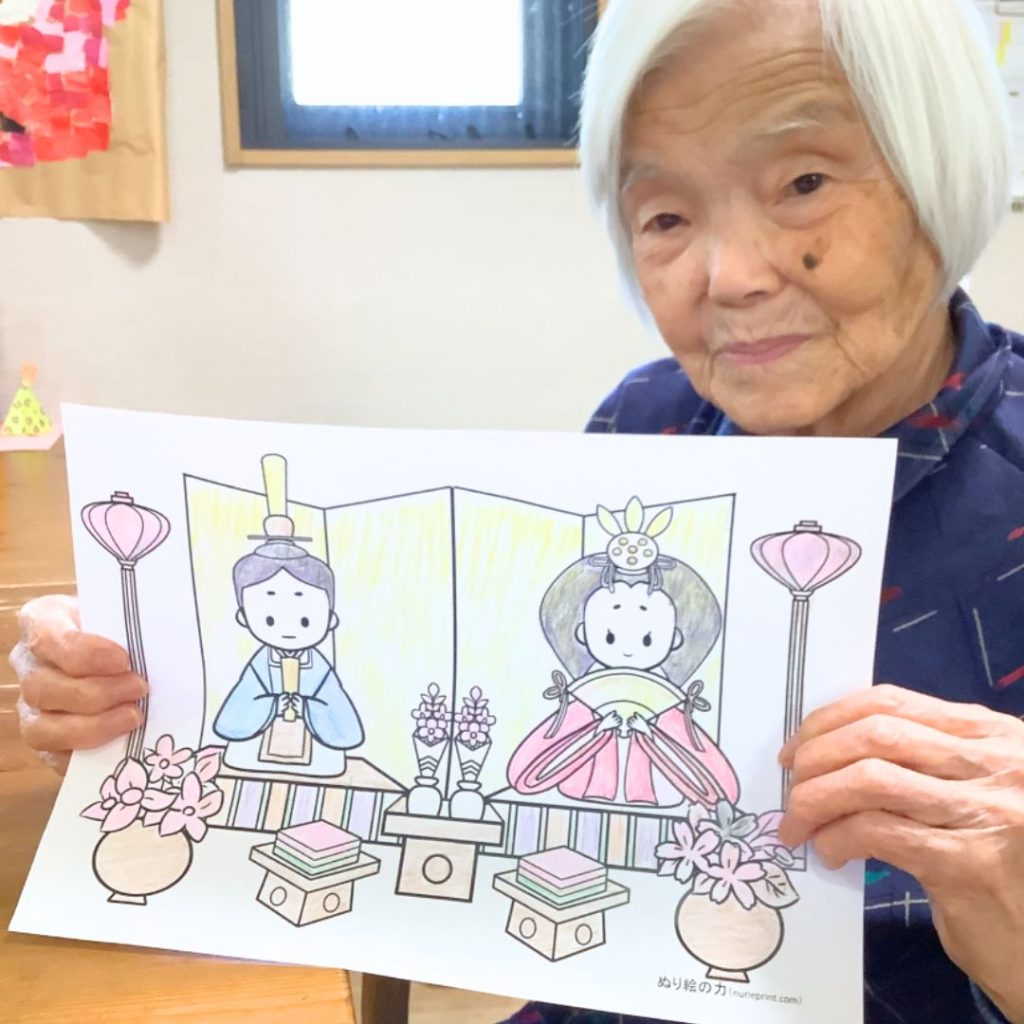 雛人形の塗り絵を見せてくれた利用者さま