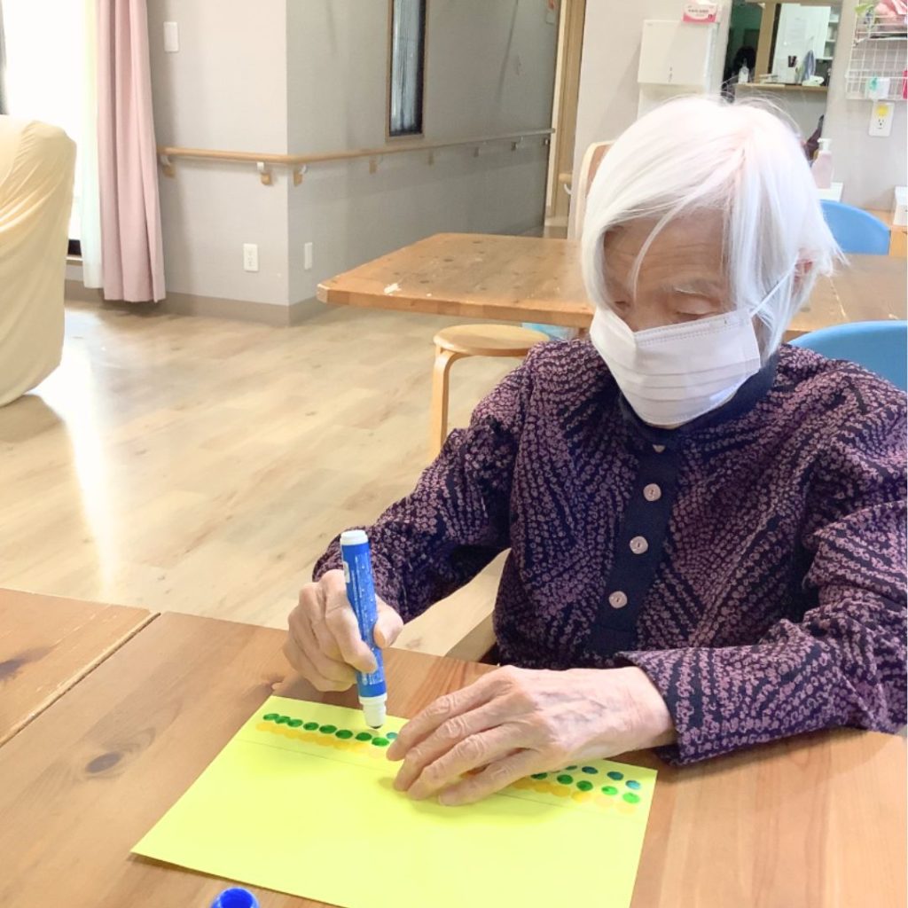 雛人形の飾りを作っている利用者さま