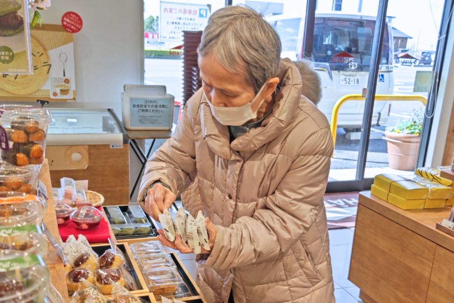 お花見の饅頭を買い物している利用者さま