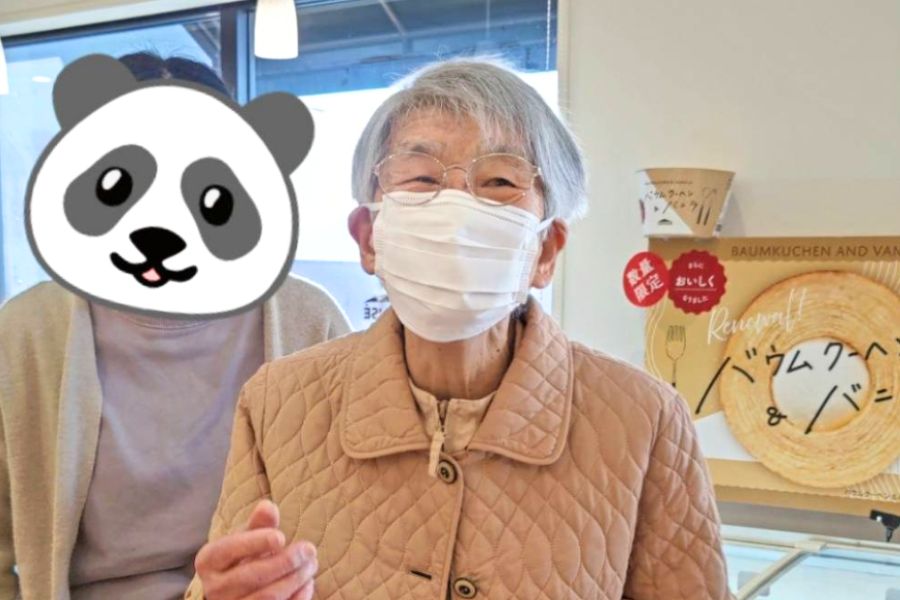 買い物をして笑顔の利用者さま