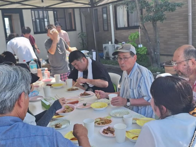 BBQの食事をする参加者の皆さん