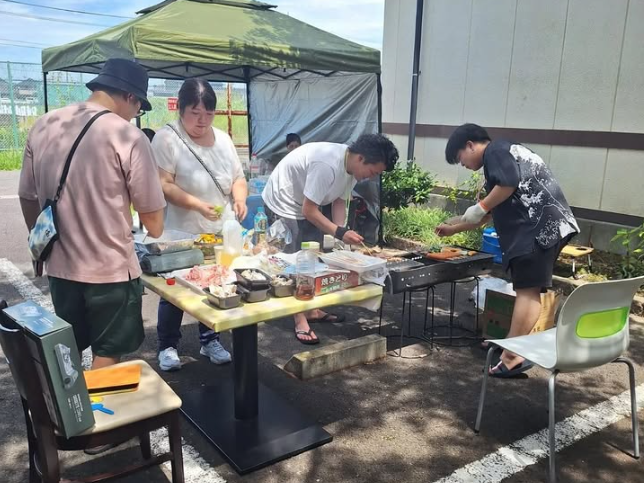 BBQの具材を焼くスタッフたち