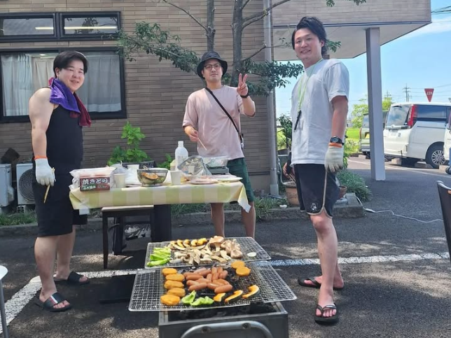 BBQを開催する、わーくdeみのりあ北名古屋のスタッフたち