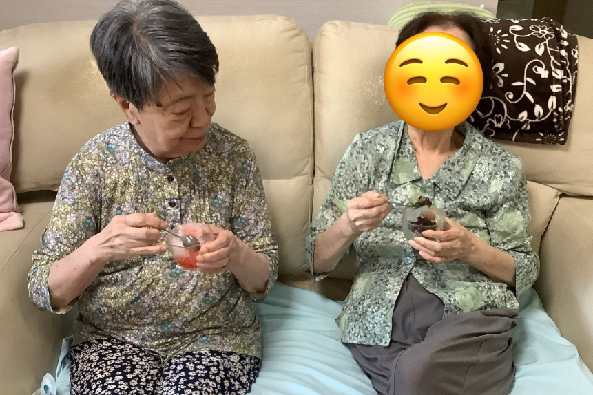 いちごのかき氷を召し上がる利用者さまと、宇治金時のかき氷を召し上がる利用者さま