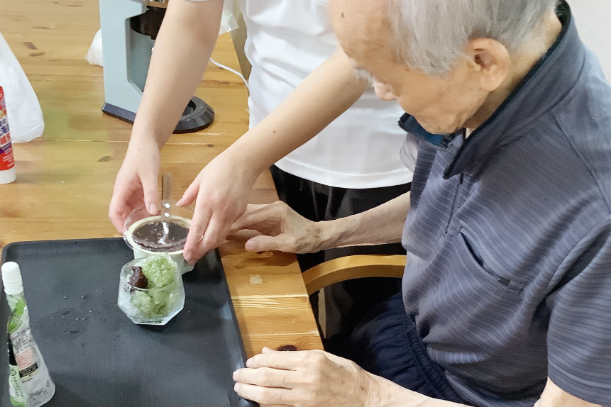 宇治金時のかき氷を作る利用者さま