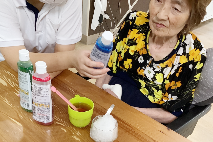 かき氷にかけるシロップを選ぶ利用者さま