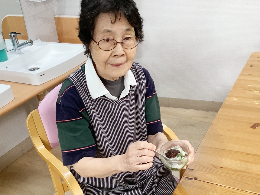 宇治金時のかき氷を召し上がる利用者さま